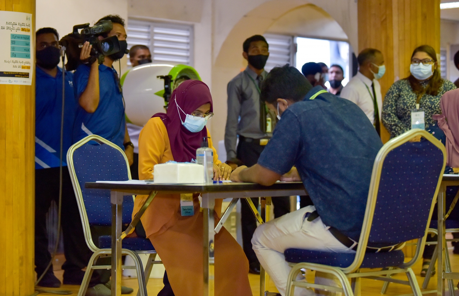 މާލެ: ފެބްރުއަރީ 1، 2021: ރާއްޖޭގައި ކޮވިޑް-19 ވެކްސިން ދިނުމުގެ ޕްރޮގްރާމްގައި ވެކްސިން ދިނުމުގެ ކުރިން ލިޔެކިޔުންތައް ފުރިހަމަ ކުރަނީ.-- ފޮޓޯ: އަހުމަދު އަވްޝަން އިލްޔާސް /މިހާރު