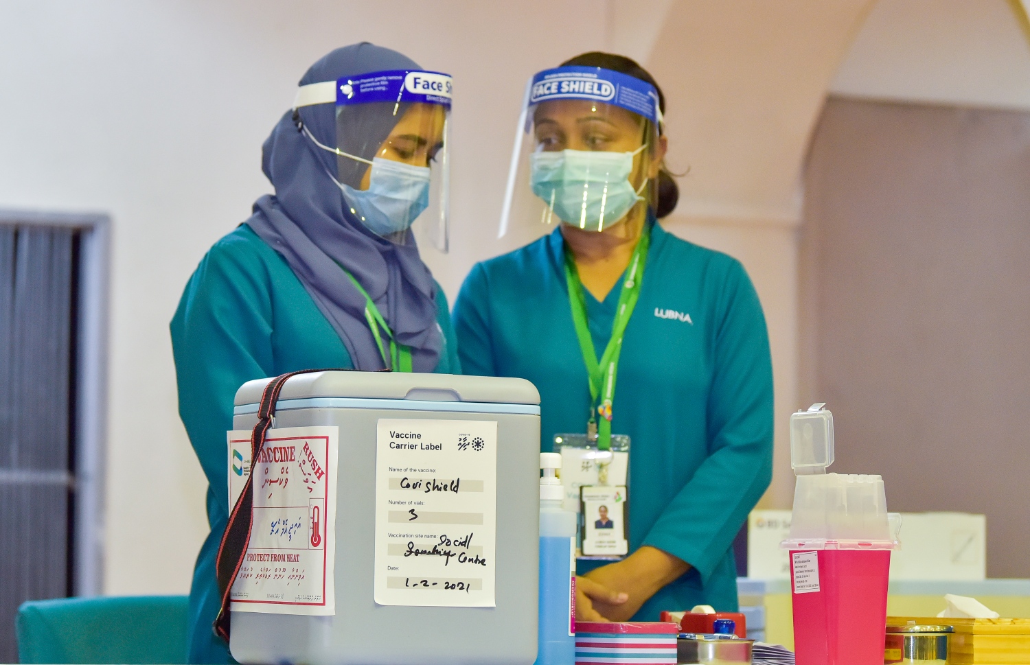 މާލެ: ފެބްރުއަރީ 1، 2021: ރާއްޖޭގައި ކޮވިޑް-19 ވެކްސިން ދިނުމުގެ ޕްރޮގްރާމްގައި ނަރުހުންތަކެއް ވެކްސިން ދިނުމަށް ތައްޔާރުވަނީ.-- ފޮޓޯ: އަހުމަދު އަވްޝަން އިލްޔާސް /މިހާރު