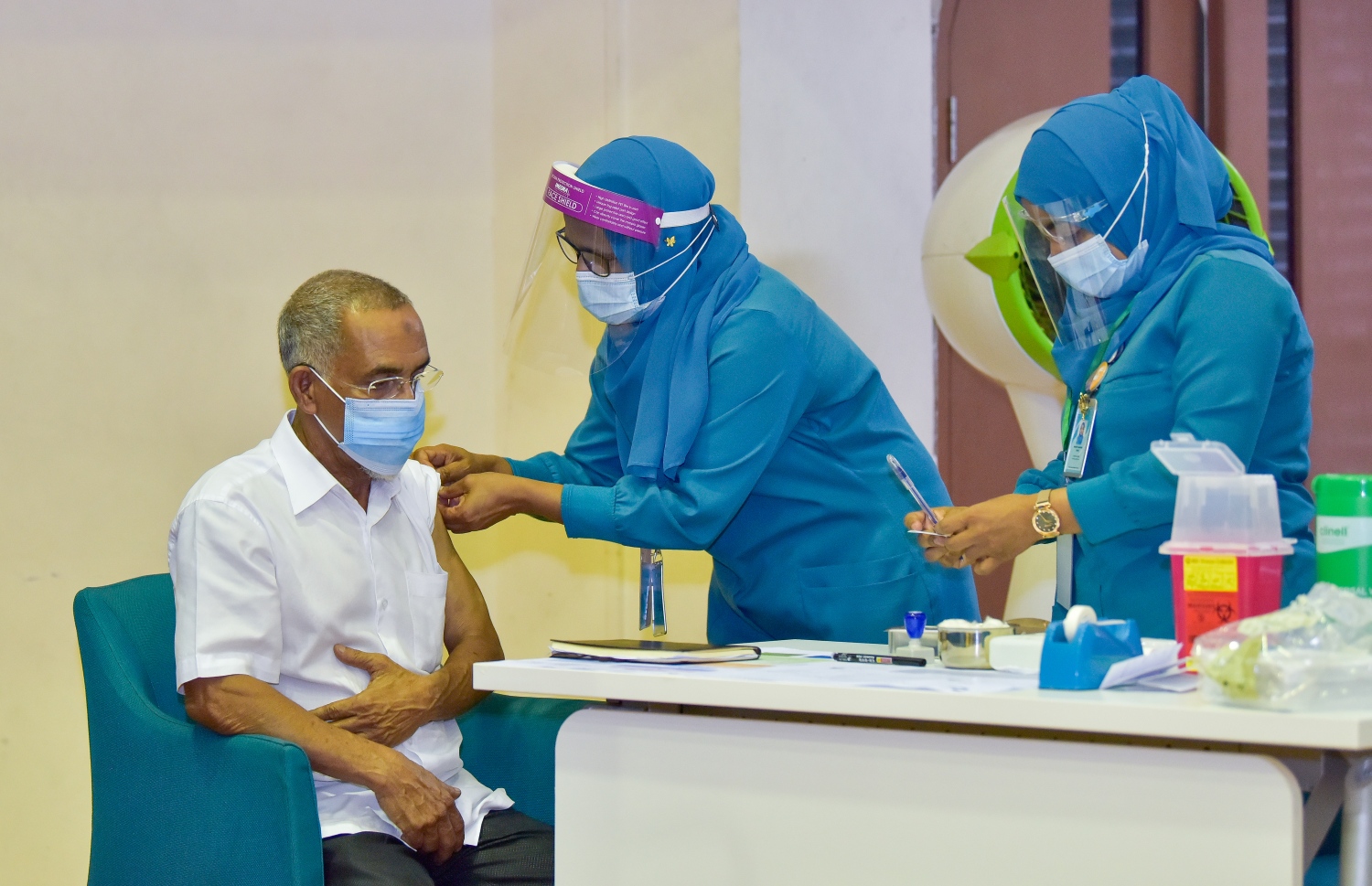 މާލެ: ފެބްރުއަރީ 1، 2021: ރާއްޖޭގައި ކޮވިޑް-19 ވެކްސިން ދިނުމުގެ ޕްރޮގްރާމްގައި މީހެއްގެ ގަޔަށް ވެކްސިން ޖަހަނީ.-- ފޮޓޯ: އަހުމަދު އަވްޝަން އިލްޔާސް /މިހާރު