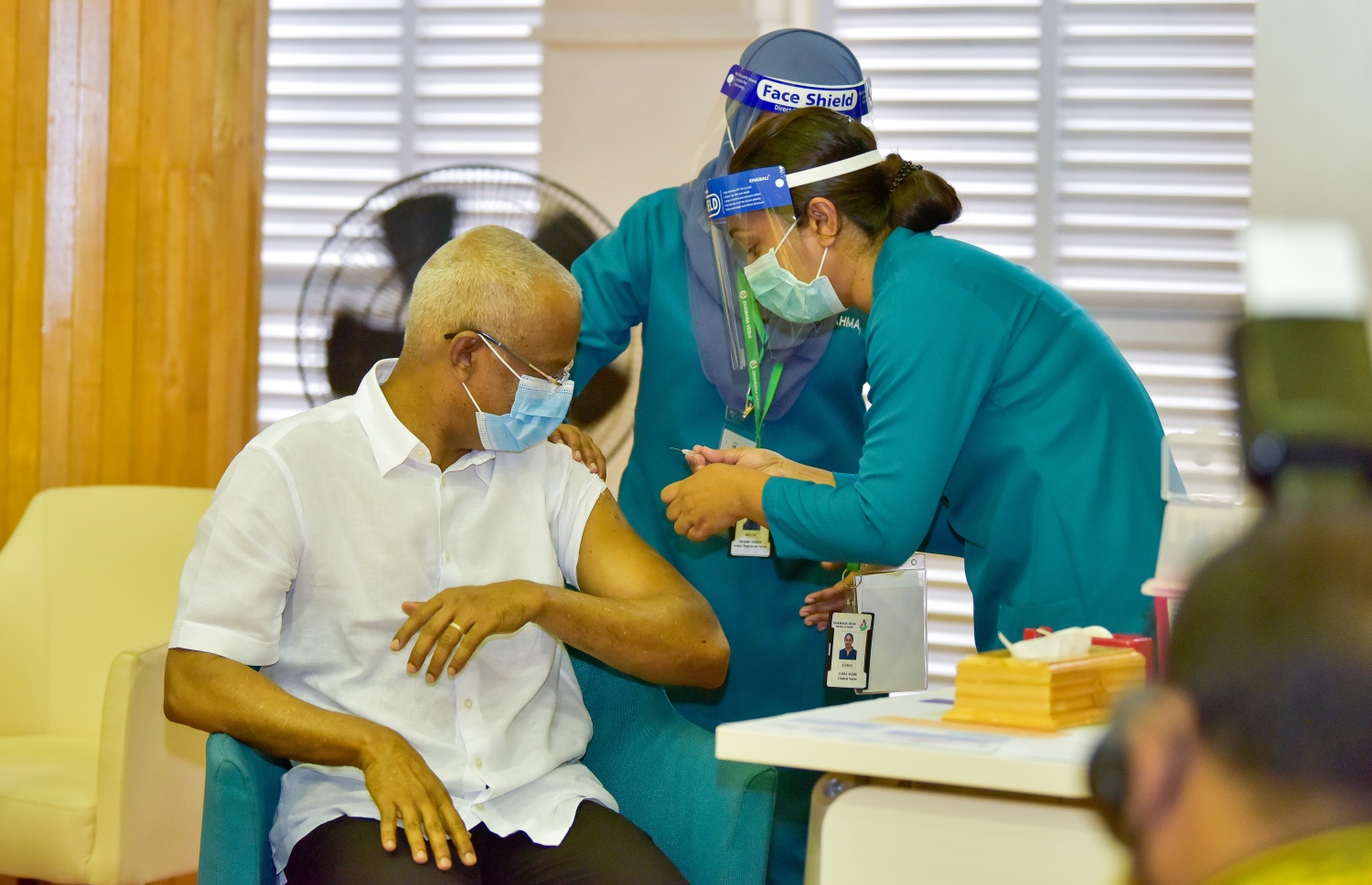 ރާއްޖޭގައި ކޮވިޑް-19 ވެކްސިން ދިނުމުގެ ޕްރޮގްރާމްގައި ރައީސް އިބްރާހިމް މުހައްމަދު ސޯލިހު ވެކްސިން ޖައްސަވަނީ.-- ފޮޓޯ: އަހުމަދު އަވްޝަން އިލްޔާސް /މިހާރު