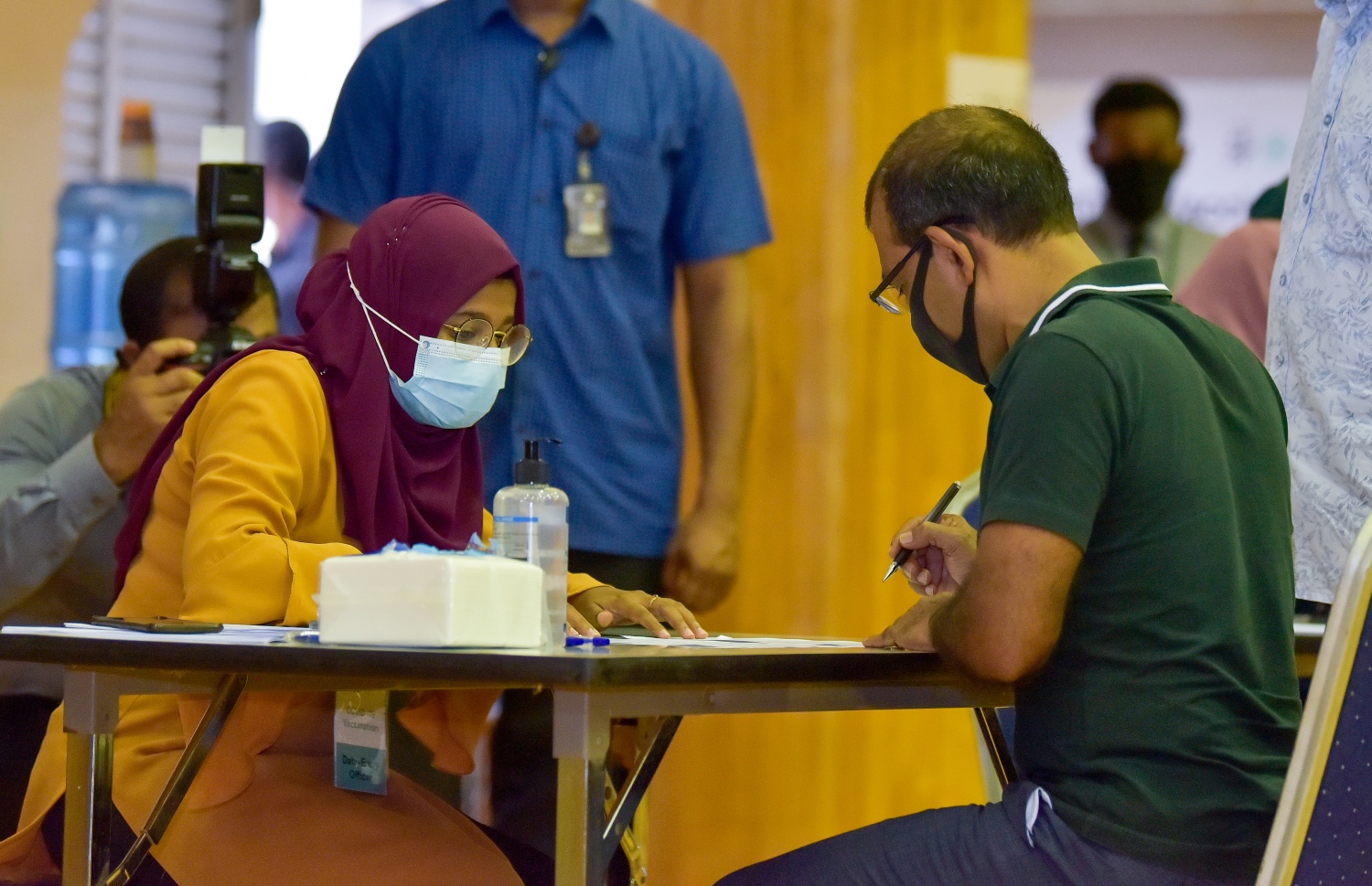 މާލެ: ފެބްރުއަރީ 1، 2021: ރާއްޖޭގައި ކޮވިޑް-19 ވެކްސިން ދިނުމުގެ ޕްރޮގްރާމްގައި ރައްޔިތުން މަޖިލީހުގެ ރައީސް އަށް ވެކްސިން އާ ބެހޭ މައުލޫމާތު ދެއްވަނީ.-- ފޮޓޯ: އަހުމަދު އަވްޝަން އިލްޔާސް /މިހާރު