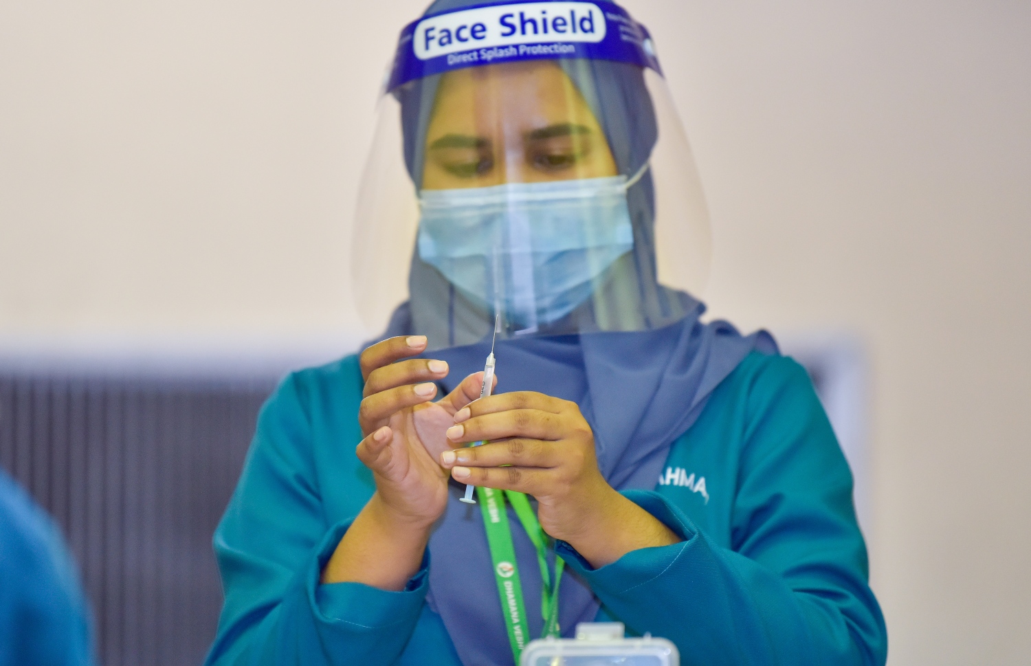 މާލެ: ފެބްރުއަރީ 1، 2021: ރާއްޖޭގައި ކޮވިޑް-19 ވެކްސިން ދިނުމުގެ ޕްރޮގްރާމްގައި ނަރުހަކު ވެކްސިން ދިނުމަށް ތައްޔާރު ވަނީ.-- ފޮޓޯ: އަހުމަދު އަވްޝަން އިލްޔާސް /މިހާރު