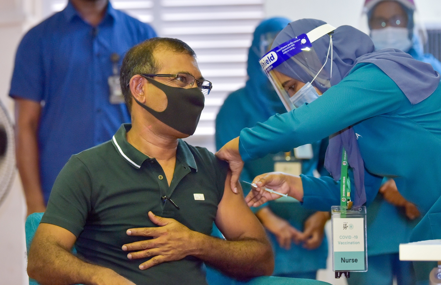 މާލެ: ފެބްރުއަރީ 1، 2021: ރާއްޖޭގައި ކޮވިޑް-19 ވެކްސިން ދިނުމުގެ ޕްރޮގްރާމްގައި ރައްޔިތުން މަޖިލީހުގެ ރައީސް މުހައްމަދު ނަޝީދު ވެކްސިން ޖައްސަވަނީ.-- ފޮޓޯ: އަހުމަދު އަވްޝަން އިލްޔާސް /މިހާރު