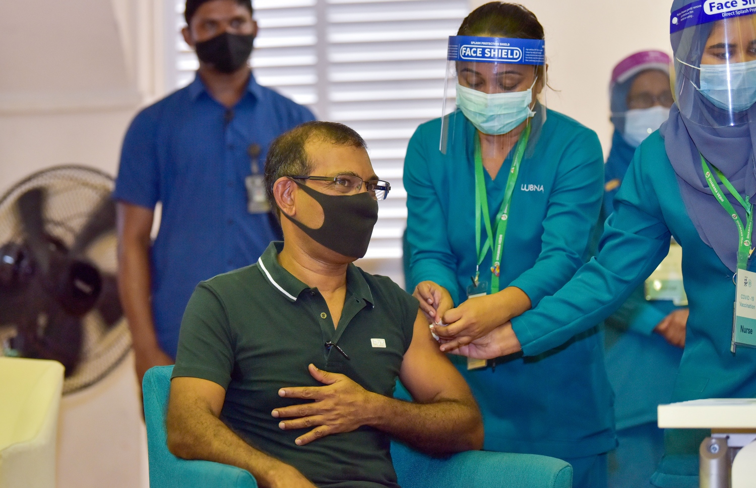 މާލެ: ފެބްރުއަރީ 1، 2021: ރާއްޖޭގައި ކޮވިޑް-19 ވެކްސިން ދިނުމުގެ ޕްރޮގްރާމްގައި ރައްޔިތުން މަޖިލީހުގެ ރައީސް މުހައްމަދު ނަޝީދު ވެކްސިން ޖައްސަވަން ގޮނޑީގައި އިށީންނަވައިގެން.-- ފޮޓޯ: އަހުމަދު އަވްޝަން އިލްޔާސް /މިހާރު