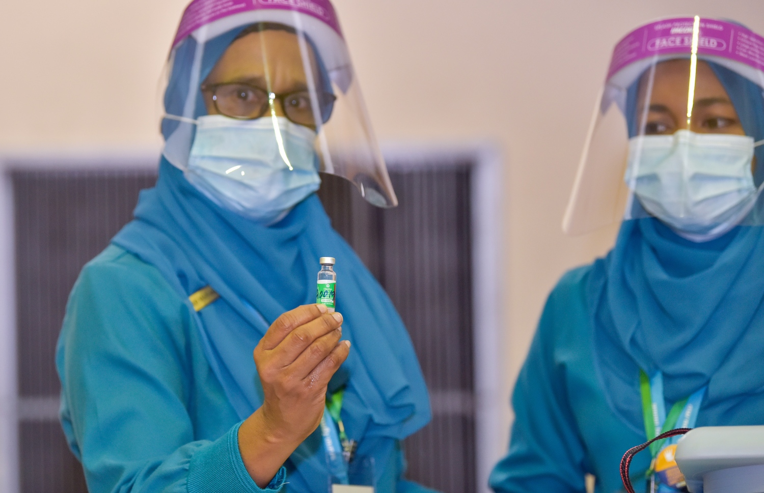 މާލެ: ފެބްރުއަރީ 1، 2021: ރާއްޖޭގައި ކޮވިޑް-19 ވެކްސިން ދިނުމުގެ ޕްރޮގްރާމްގައި ނަރުހަކު ވެކްސިން ދިނުމަށް ތައްޔާރު ވަނީ.-- ފޮޓޯ: އަހުމަދު އަވްޝަން އިލްޔާސް /މިހާރު