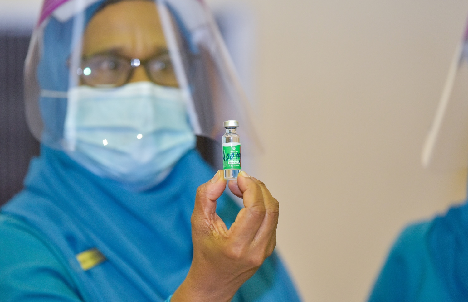 މާލެ: ފެބްރުއަރީ 1، 2021: ރާއްޖޭގައި ކޮވިޑް-19 ވެކްސިން ދިނުމުގެ ޕްރޮގްރާމްގައި ނަރުހަކު ވެކްސިން ދިނުމަށް ތައްޔާރު ވަނީ.-- ފޮޓޯ: އަހުމަދު އަވްޝަން އިލްޔާސް /މިހާރު