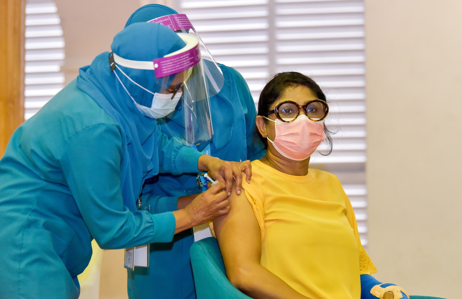 މާލެ: ފެބްރުއަރީ 1، 2021: ރާއްޖޭގައި ކޮވިޑް-19 ވެކްސިން ދިނުމުގެ ޕްރޮގްރާމްގައި ޑިފެންސް މިނިސްޓަރު މާރިޔާ ދީދީ ގަޔަށް ވެކްސިން ޖައްސަވަނީ.-- ފޮޓޯ: އަހުމަދު އަވްޝަން އިލްޔާސް /މިހާރު