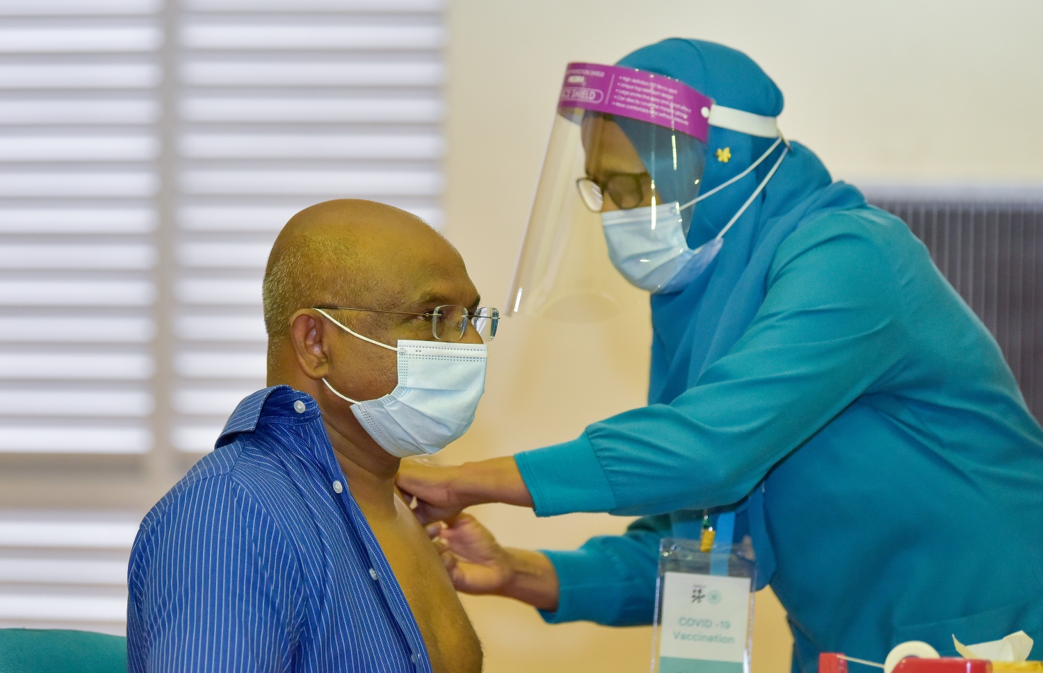 މާލެ: ފެބްރުއަރީ 1، 2021: ރާއްޖޭގައި ކޮވިޑް-19 ވެކްސިން ދިނުމުގެ ޕްރޮގްރާމްގައި ފޮރިން މިނިސްޓަރު އަބްދުﷲ ޝާހިދު ގަޔަށް ވެކްސިން ޖައްސަވަނީ.-- ފޮޓޯ: އަހުމަދު އަވްޝަން އިލްޔާސް /މިހާރު