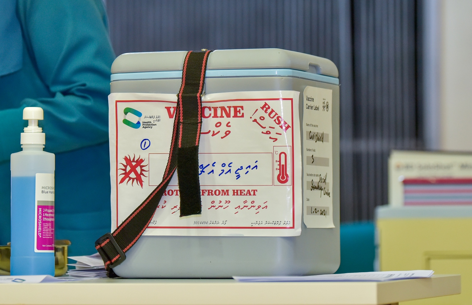 މާލެ: ފެބްރުއަރީ 1، 2021: ރާއްޖޭގައި ކޮވިޑް-19 ވެކްސިން ދިނުމުގެ ޕްރޮގްރާމް ފެށުމަށް ސޯޝަލް ސެންޓަރުގައި ވެކްސިން ދިނުމަށް ތައްޔާރުވެފައި.-- ފޮޓޯ: އަހުމަދު އަވްޝަން އިލްޔާސް /މިހާރު