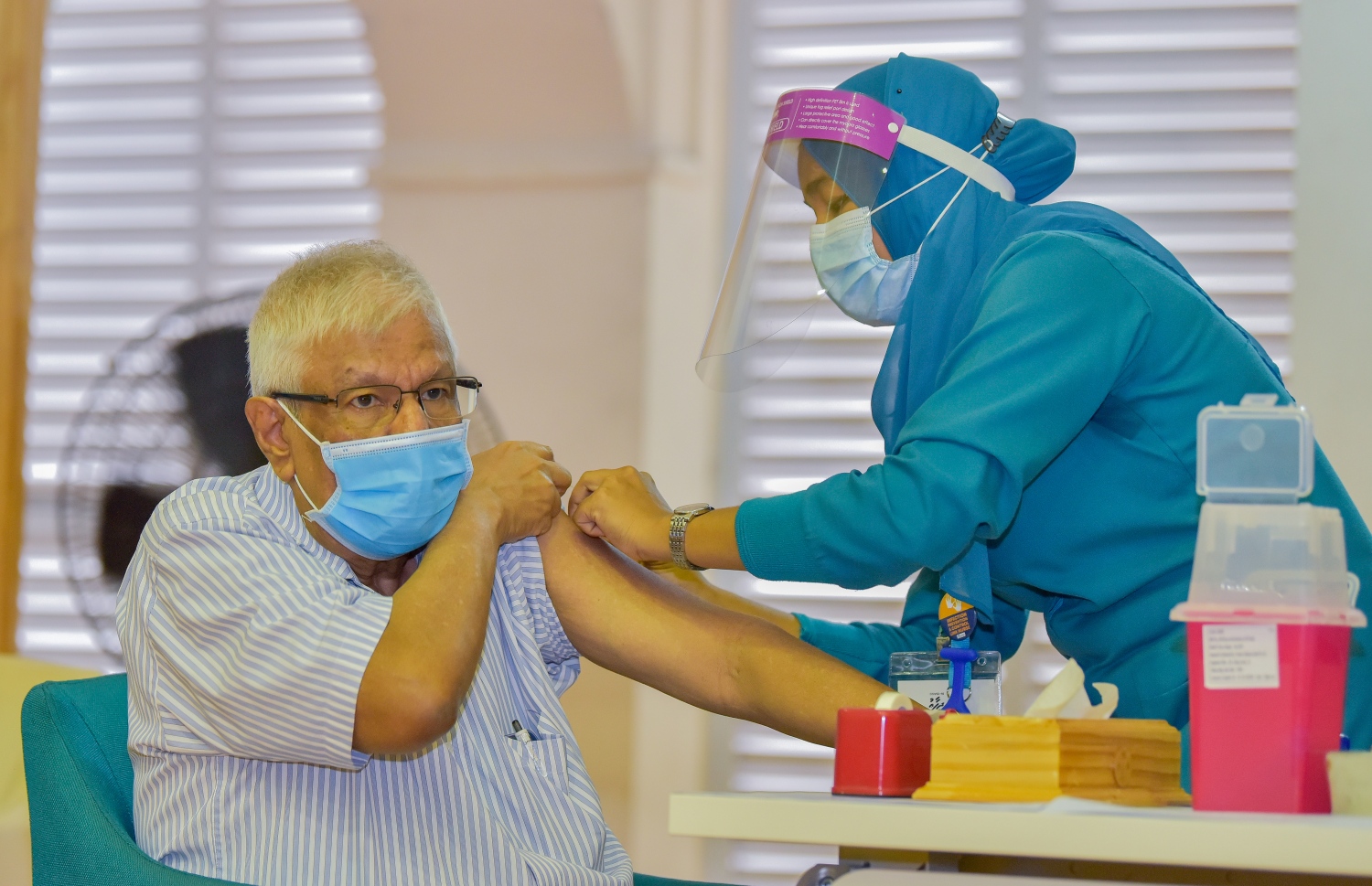 މާލެ: ފެބްރުއަރީ 1، 2021: ރާއްޖޭގައި ކޮވިޑް-19 ވެކްސިން ދިނުމުގެ ޕްރޮގްރާމްގައި ފްރަންޓްލައިންގައި މަސައްކަތްކުރާ މީހެއްގެ ގަޔަށް ވެކްސިން ޖަހަވަނީ.-- ފޮޓޯ: އަހުމަދު އަވްޝަން އިލްޔާސް /މިހާރު