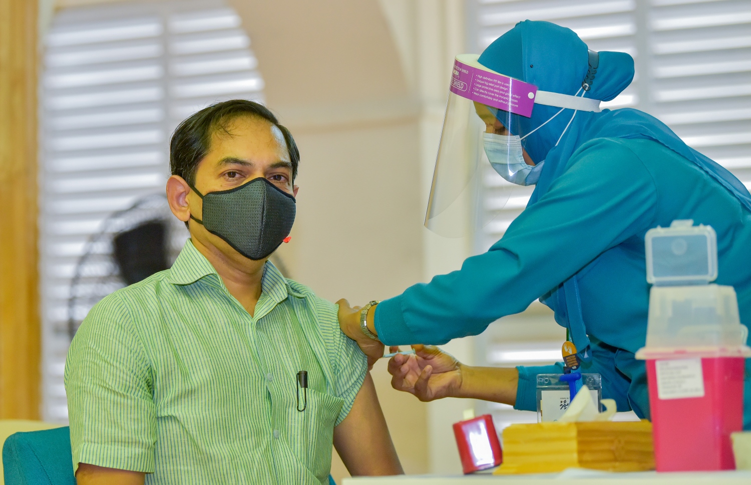 މާލެ: ފެބްރުއަރީ 1، 2021: ރާއްޖޭގައި ކޮވިޑް-19 ވެކްސިން ދިނުމުގެ ޕްރޮގްރާމްގައި ރާއްޖޭގައި ހުންނަ އިންޑިއާ ސަފީރު ސަންޖޭ ސުދީރާ ގަޔަށް ވެކްސިން ޖައްސަވަނީ.-- ފޮޓޯ: އަހުމަދު އަވްޝަން އިލްޔާސް /މިހާރު