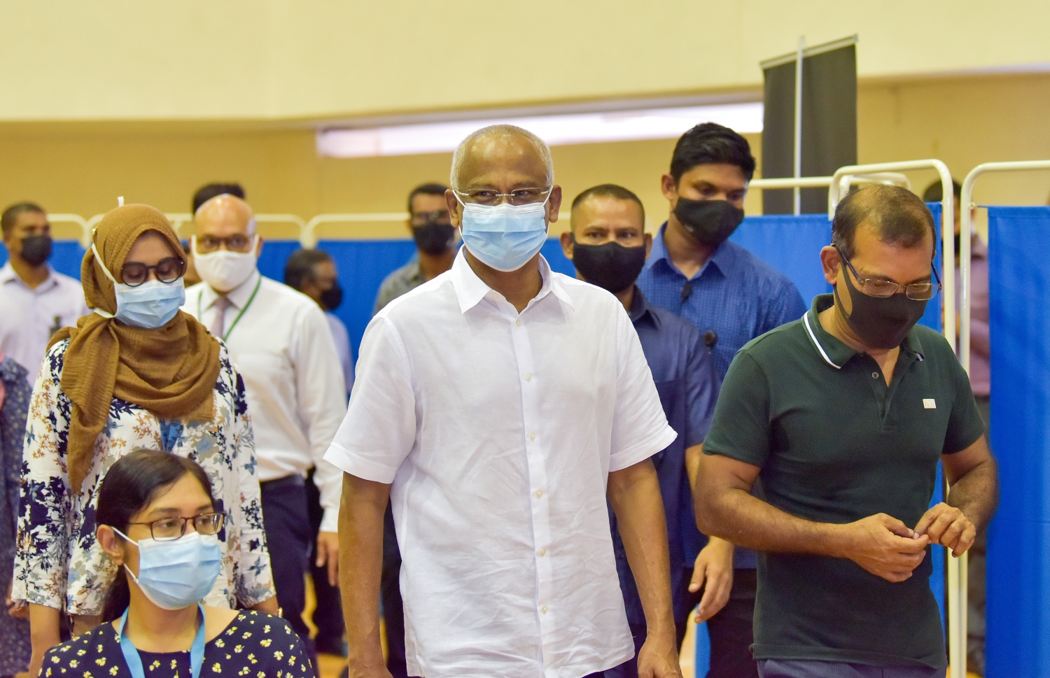 ރާއްޖޭގައި ކޮވިޑް-19 ވެކްސިން ދިނުމުގެ ޕްރޮގްރާމްގައި ބައިވެރިވެ ވަޑައިގަތުމަށް ރައީސް އިބްރާހިމް މުހައްމަދު ސޯލިހާއި ރައްޔިތުން މަޖިލީހުގެ ރައީސް މުހައްމަދު ނަޝީދު ވަޑައިގަންނަވަނީ.-- ފޮޓޯ: އަހުމަދު އަވްޝަން އިލްޔާސް /މިހާރު