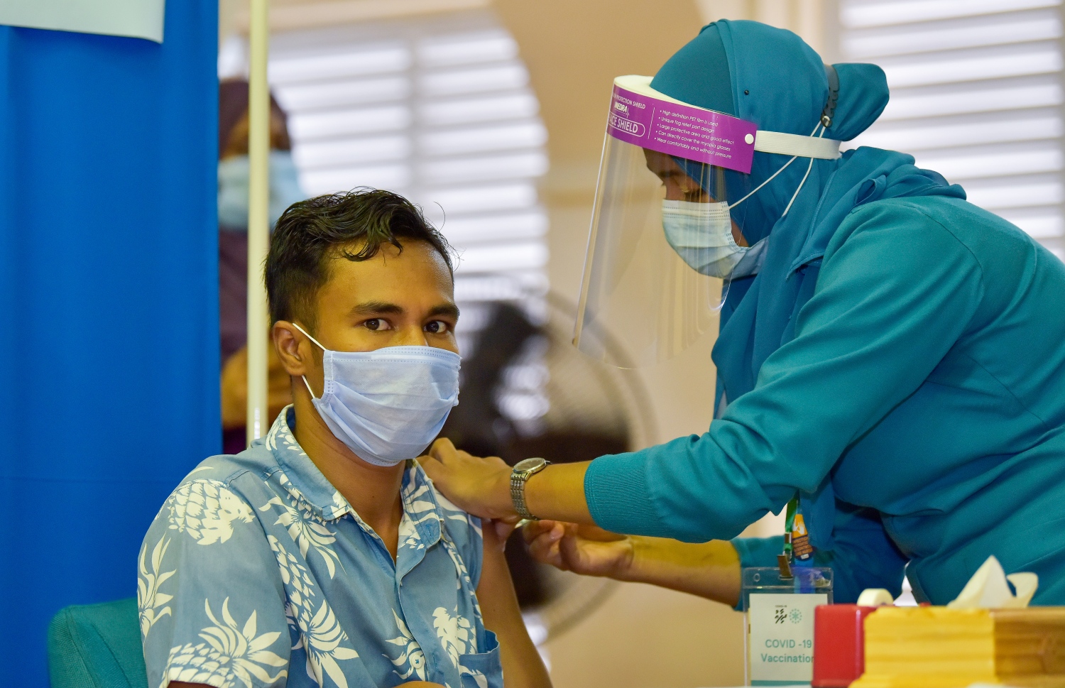 މާލެ: ފެބްރުއަރީ 1، 2021: ރާއްޖޭގައި ކޮވިޑް-19 ވެކްސިން ދިނުމުގެ ޕްރޮގްރާމްގައި ފްރަންޓްލައިންގައި މަސައްކަތްކުރާ މީހެއްގެ ގަޔަށް ވެކްސިން ޖަހަވަނީ.-- ފޮޓޯ: އަހުމަދު އަވްޝަން އިލްޔާސް /މިހާރު