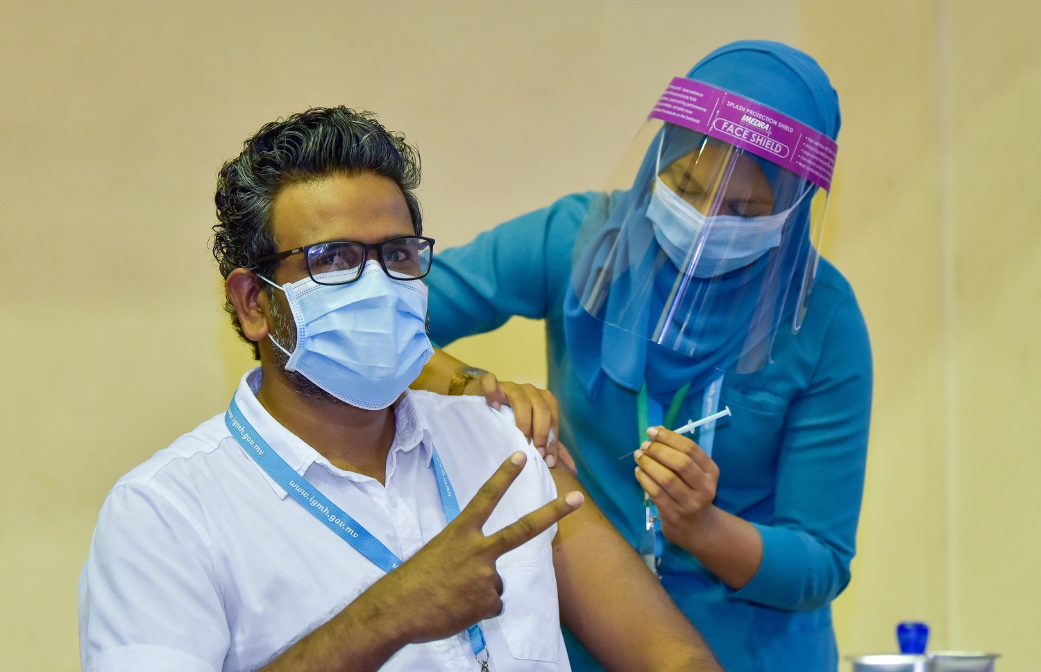 މާލެ: ފެބްރުއަރީ 1، 2021: ރާއްޖޭގައި ކޮވިޑް-19 ވެކްސިން ދިނުމުގެ ޕްރޮގްރާމްގައި އައިޖީއެމްއެޗްގެ ޑރ. މޫސަ ވެކްސިން ޖައްސަވަނީ.-- ފޮޓޯ: އަހުމަދު އަވްޝަން އިލްޔާސް /މިހާރު