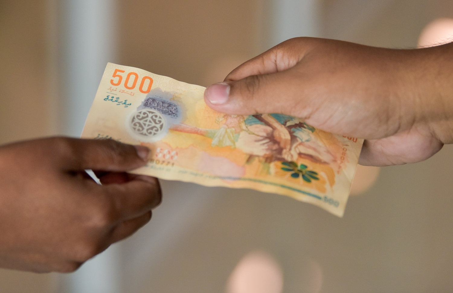 މީހަކު ފައިސާތަކެއް ދެނީ --- ފޮޓޯ/މިހާރު