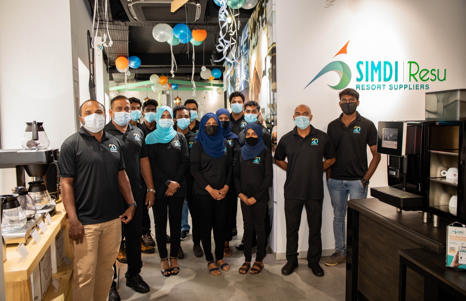 ސިމްޑީގެ މުވައްޒަފުންތަކެއް ފޮޓޯއަކަށް ހުއްޓިލައިގެން-- ފޮޓޯ: ސިމްޑީ