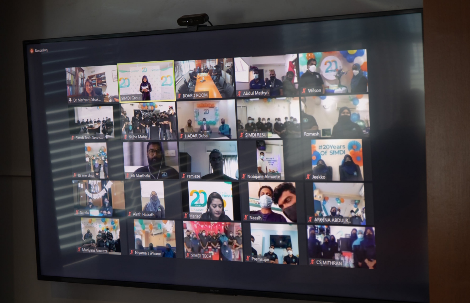 އަހަރީ ދުވަހުގެ ކޭކު ފެޅުމުގެ ރަސްމިއްޔާތުގައި ސިމްޑިގެ ހުރިހާ އޮފީހެއްގެ މުވައްޒަފުން ވާޗުއަލްކޮށް ބައިވެރިވަނީ-- ފޮޓޯ: ސިމްޑީ