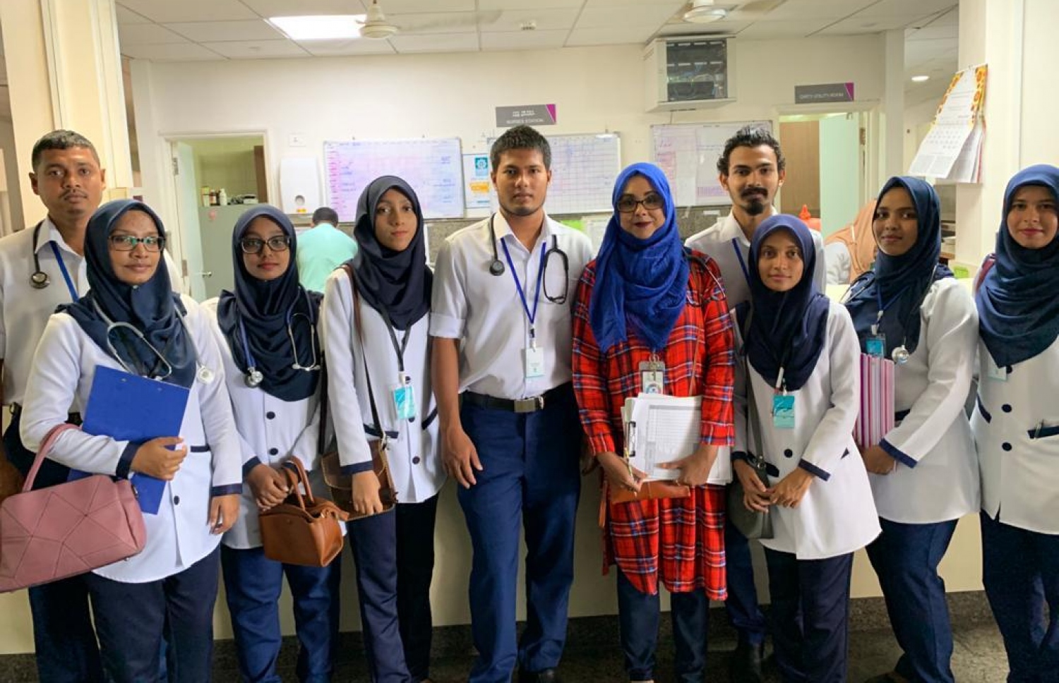 ޑރ. ޝިރާނީ އައިޖީއެމްއެޗުގެ ނަރުހުންތަކަކާއެކު ފޮޓޯއަކަށް ހުއްޓިގެން