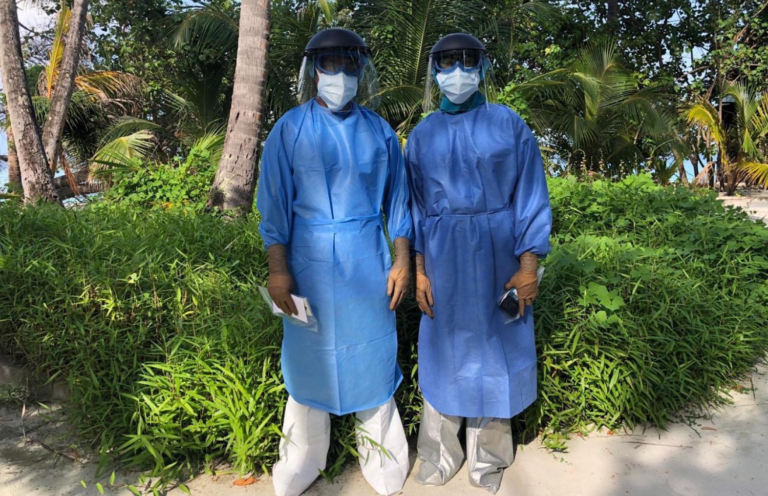 ޑރ. ޝިރާނީ ޕީޕީއީއާއެކު މަސައްކަތައް ތައްޔާރުވެހުރެ ފޮޓޯއަކަށް ހުއްޓިގެން