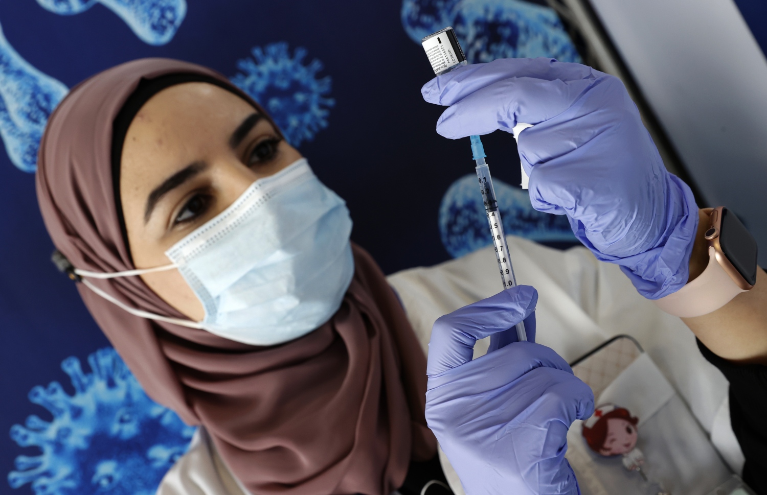 އިޒްރޭލުގެ ސިޓީއެއް ކަމަށްވާ ޕެޓާ ޓިކްވާގައި ވެކްސިން ދޭން ހެލްތު ވޯކަރަކު ތައްޔާރު ވަނީ. --ފޮޓޯ:އޭއެފްޕީ