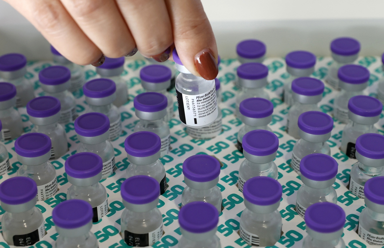 އިޒްރޭލުގެ ސިޓީއެއް ކަމަށްވާ ޕެޓާ ޓިކްވާގައި ވެކްސިން ޑޯޒްތަކެއް ހެލްތު ވޯކަރަކު ތައްޔާރުކުރަނީ. --ފޮޓޯ:އޭއެފްޕީ