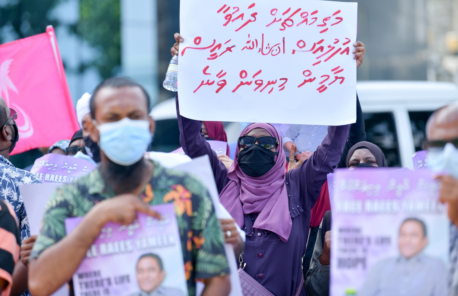 ކުރީގެ ރައީސް އަބްދުﷲ ޔާމީން މިނިވަންކުރަން ގޮވާލައި ޕީޕީއެމުން މުޒާހަރާކުރަނީ. -- ފޮޓޯ: މިހާރު