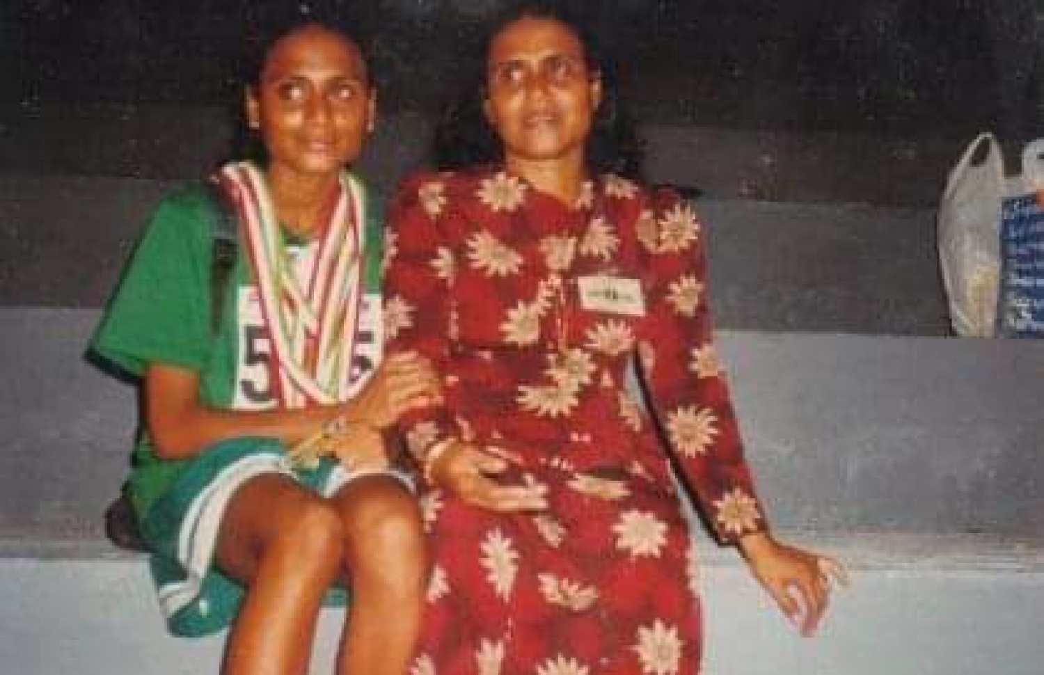 އަމީނިއްޔާގެ ސްޕޯޓްސް މީީޓެއްގައި ގިނަ މެޑެލްތަކެއް ހޯދުމަށް ފަހު ޝަމްހާ އޭނާގެ މަންމަ ހަފީޒާއާ އެކު ގަލޮޅު ދަނޑުގައި