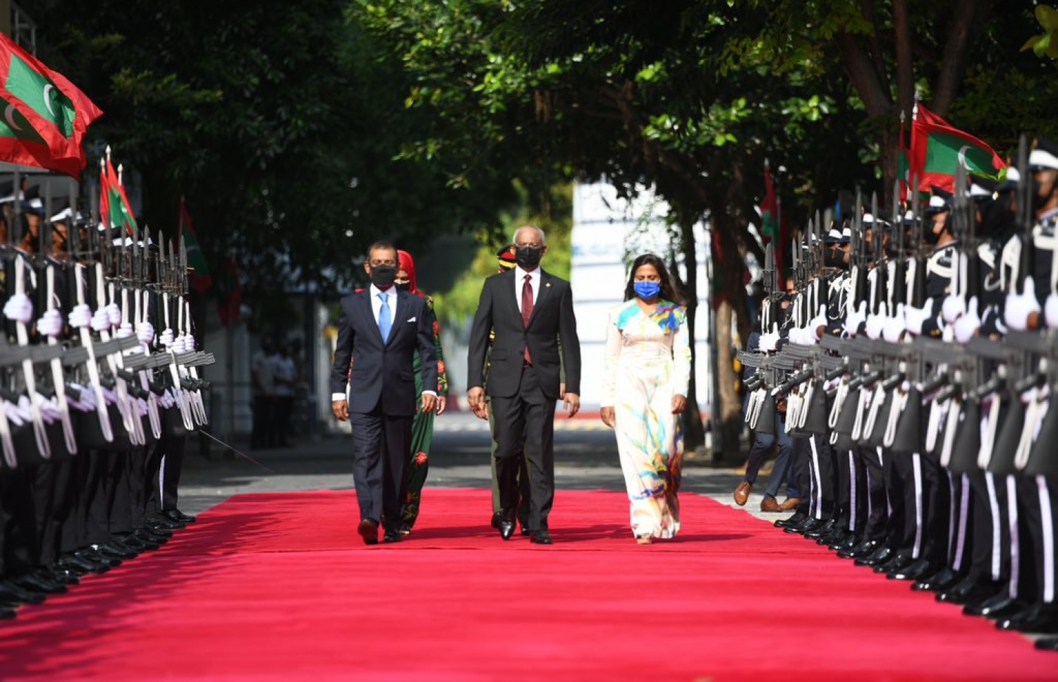 ރައްޔިތުންގެ މަޖިލީހުގެ 2021 ވަނަ އަހަރުގެ ފުރަތަމަ ދައުރުގެ ފުރަތަމަ ޖަލްސާގައި، ބައިވެރިވެ ވަޑައިގަތުމަށް ރައީސް އިބްރާހީމް މުޙައްމަދު ސޯލިހު(މ)، ފަސްޓް ލޭޑީ ފަޒުނާ އަހުމަދު އަދި ރައްޔިތުން މަޖިލީހުގެ ރައީސް މުހައްމަދު ނަޝީދު ވަޑައިގަންނަވަނީ.-- ފޮޓޯ: ރައްޔިތުންގެ މަޖިލިސް