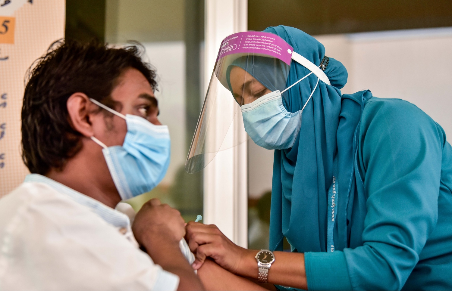 ޓޫރިޒަމް ދާއިރާގައި މަސައްކަތް ކުރާ މުވައްޒަފަކު ވެކްސިން ޖަހަނީ-- ފޮޓޯ: ނިޝާން އަލީ/ މިހާރު