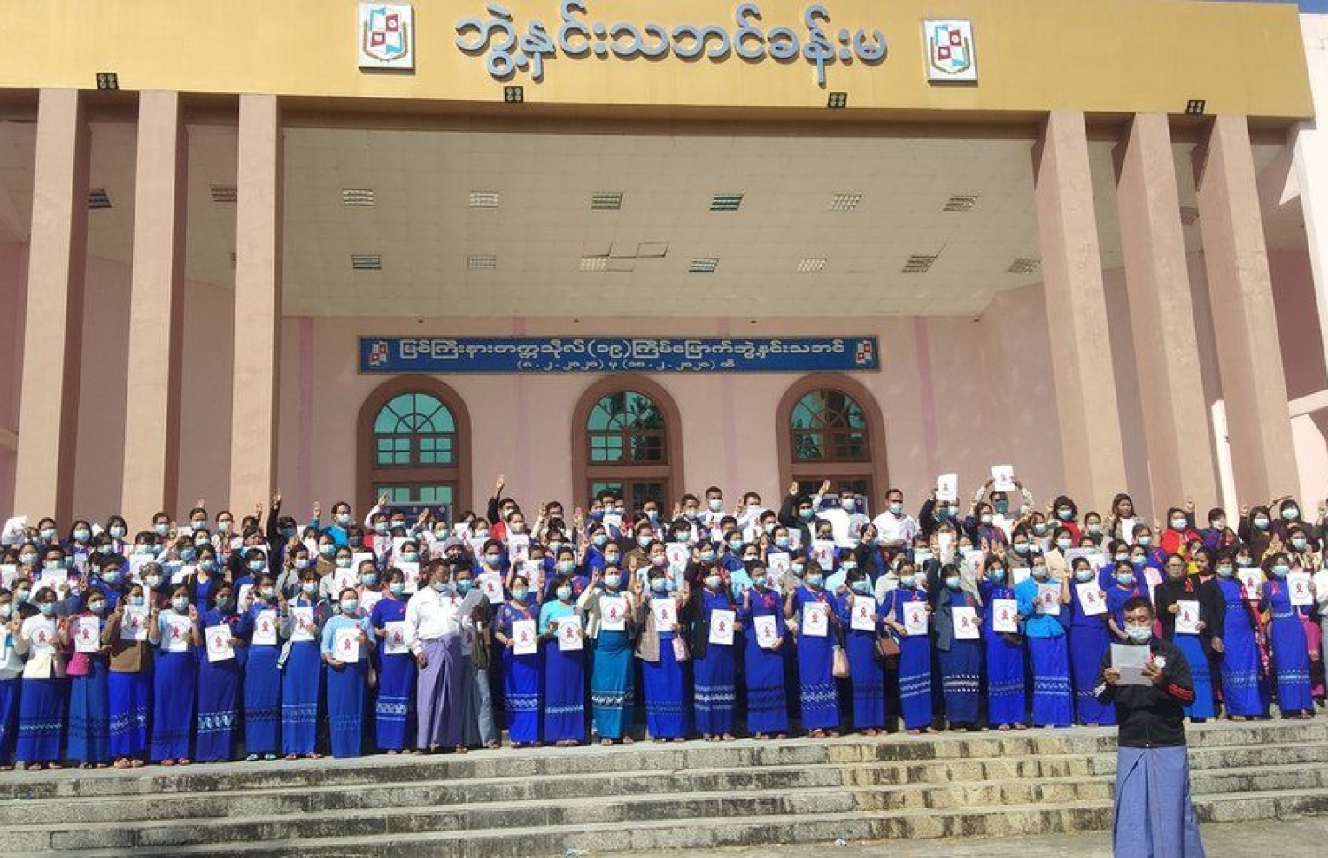 ބަޣާވާތާ ދެކޮޅަށް މިއަންމާގެ ޔަންގޫން ޔުނިވާސިޓީގެ ޓީޗަރުންނާއި ދަރިވަރުން އަޑުއުފުލަނީ. --ފޮޓޯ:ގެޓީ އިމޭޖަސް