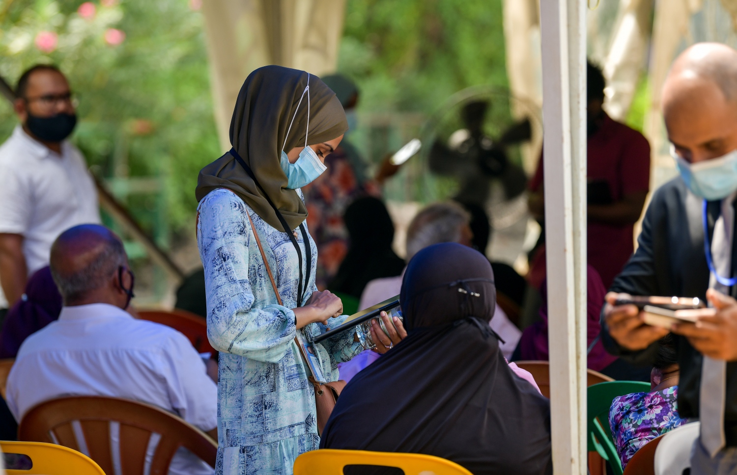 ވެކްސިން ކިއޫގައި ތިބި ބައެއްގެ މައުލޫމާތު ސާފުކޮށް، ވެކްސިން ޖަހަން ތައްޔާރުވަނީ.-- ފައިލް ފޮޓޯ:ނިޝާން އަލީ/ މިހާރު