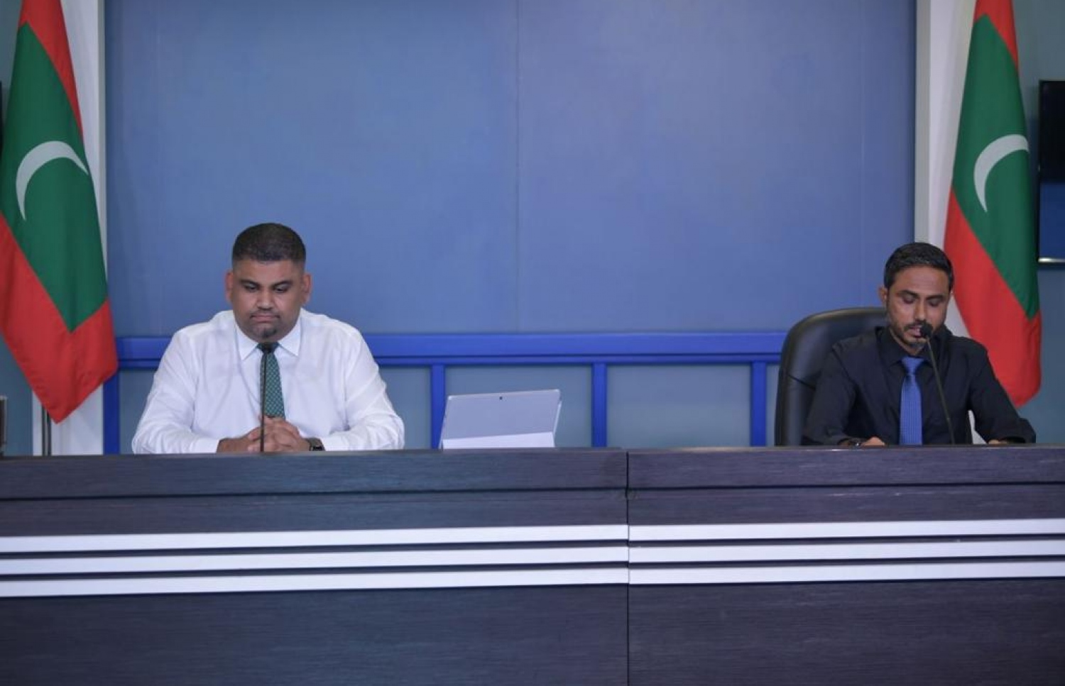 ރައީސް އޮފީހުގައި މިއަދު ބޭއްވި ނިއުސް ކޮންފަރެންސްގައި އެ އޮފީހުގެ ތަރުޖަމާނު މަބްރޫކް (ވ) އަދި ފްލެޓު ކޮމިޓީގެ މެމްބަރު ތޯހާ ބައިވެރިވެވަޑައިގަންނަވަނީ.-- ފޮޓޯ: ރައީސް އޮފީސް