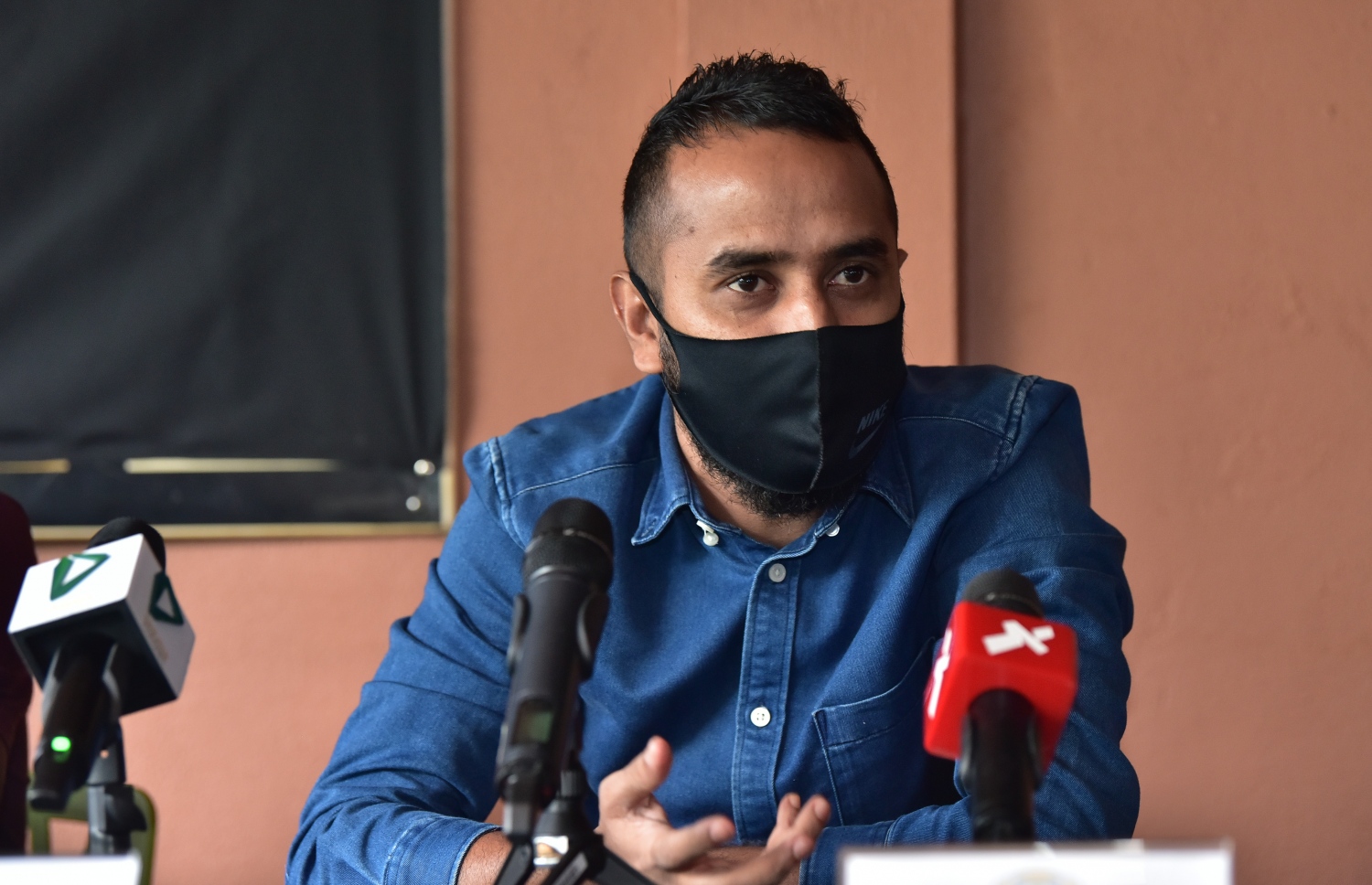 ޔުނައިޓެޑް ވިކްޓްރީގެ މިޑްފީލްޑަރު އިސްމާއިލް އީސާ އިންޓަވިއުދެނީ.-- ފޮޓޯ: ނިޝާން އަލީ/ މިހާރު