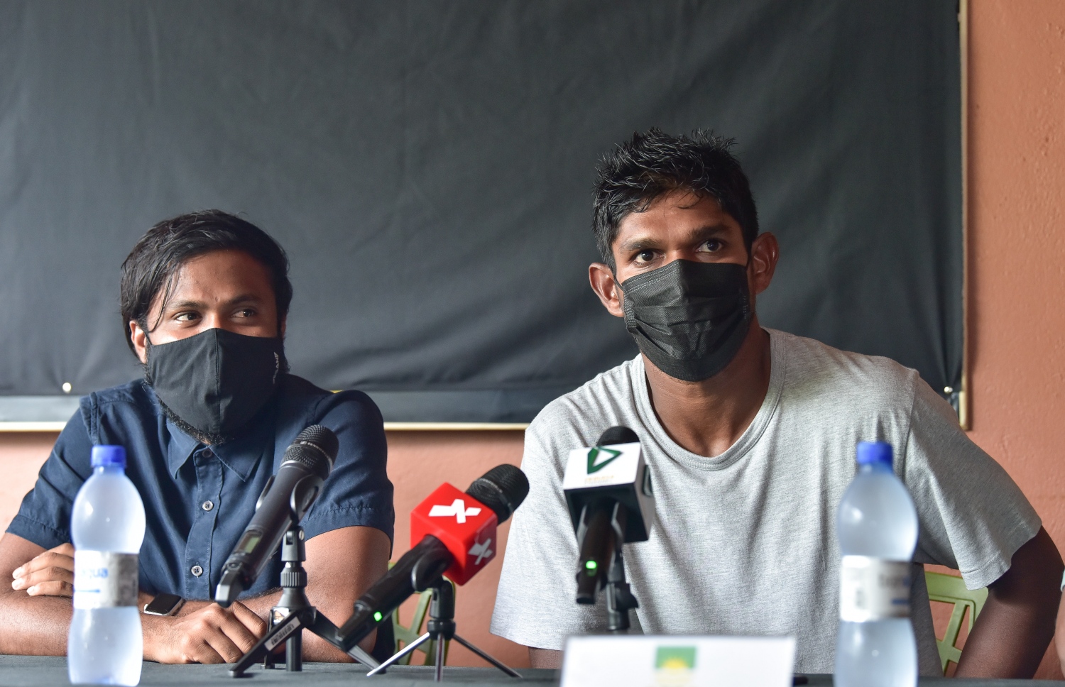 މާޒިޔާގެ ކެޕްޓަން އަސަދުﷲ (ކ) އާއި ގްރާންޑޭގެ ކެޕްޓަން ޔަސްފާދު.-- ފޮޓޯ: ނިޝާން އަލީ/ މިހާރު