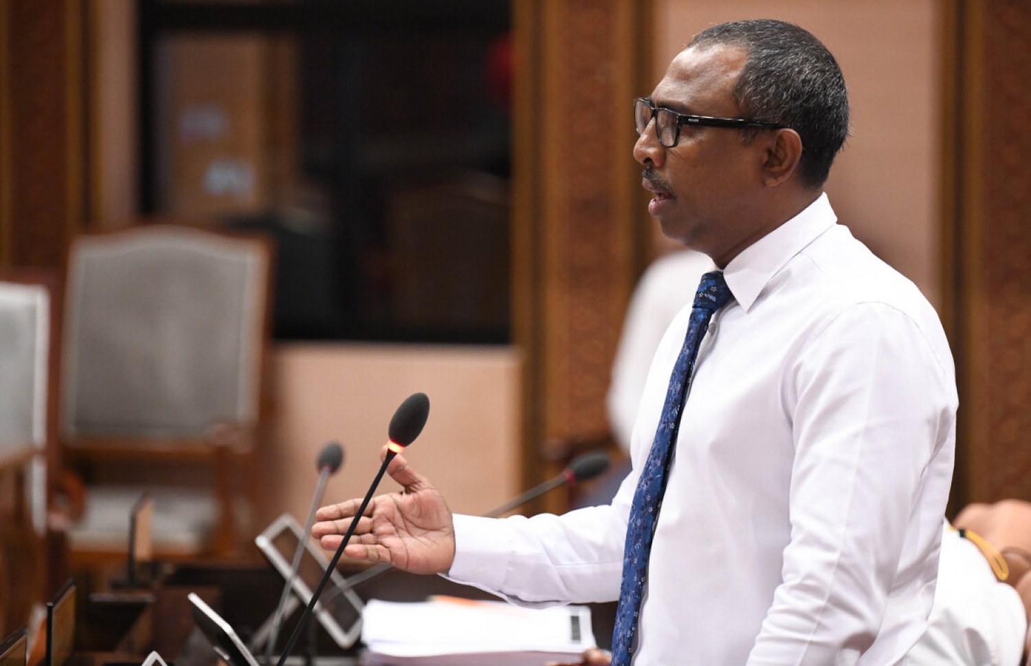 މެމްބަރު އަލީ އާޒިމް މަޖިލީހުގެ ޖަލްސާއެއްގައި ވާހަކަ ދައްކަވަނީ --- ފޮޓޯ/މަޖިލިސް