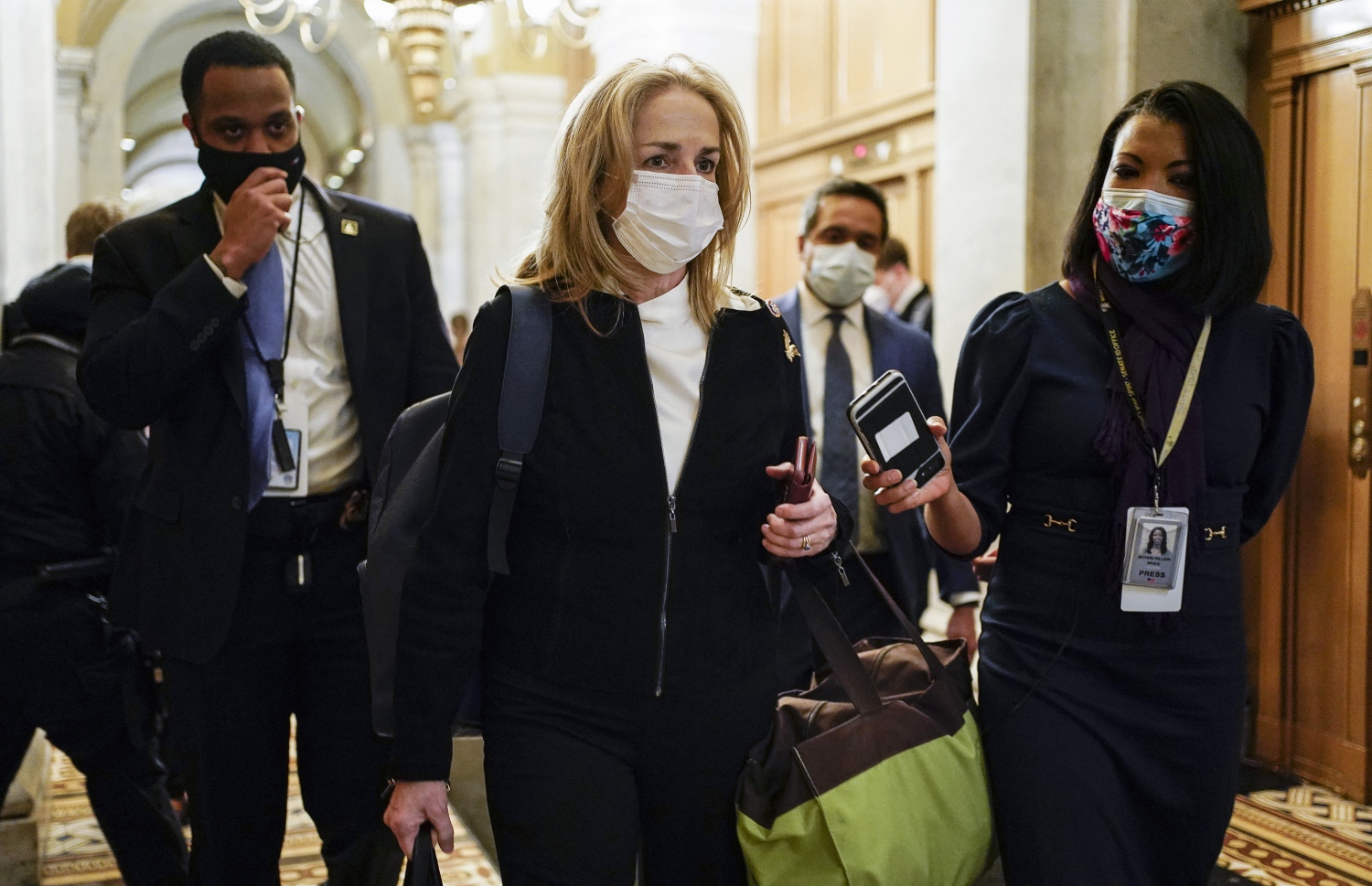 ހައުސްގެ ރިޕަބްލިކަން ޕާޓީގެ އިމްޕީޗްމަންޓް މެނޭޖަރު މެޑަލިން ޑީން (މ) ސެނެޓުގެ ބައްދަލުމަށް ފަހު ވަޑައިގަންނަވަނީ: ދެން އޮތީ ޓްރަމްޕްގެ ދިފާއު --ފޮޓޯ:އޭއެފްޕީ