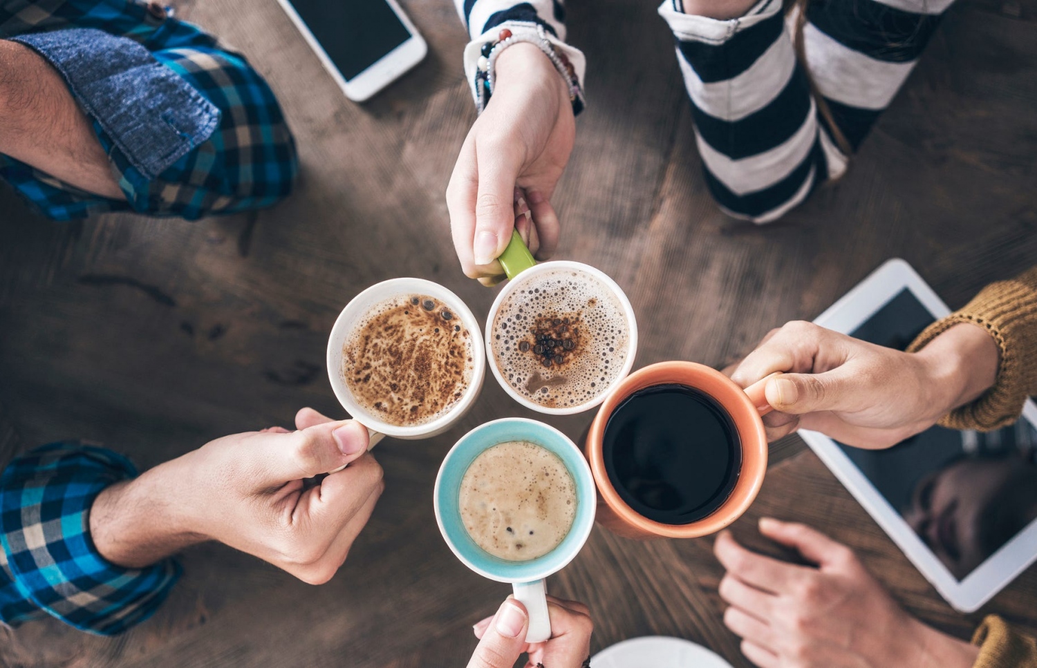 ބަޔަކު ކޮފީ ބޮނީ.