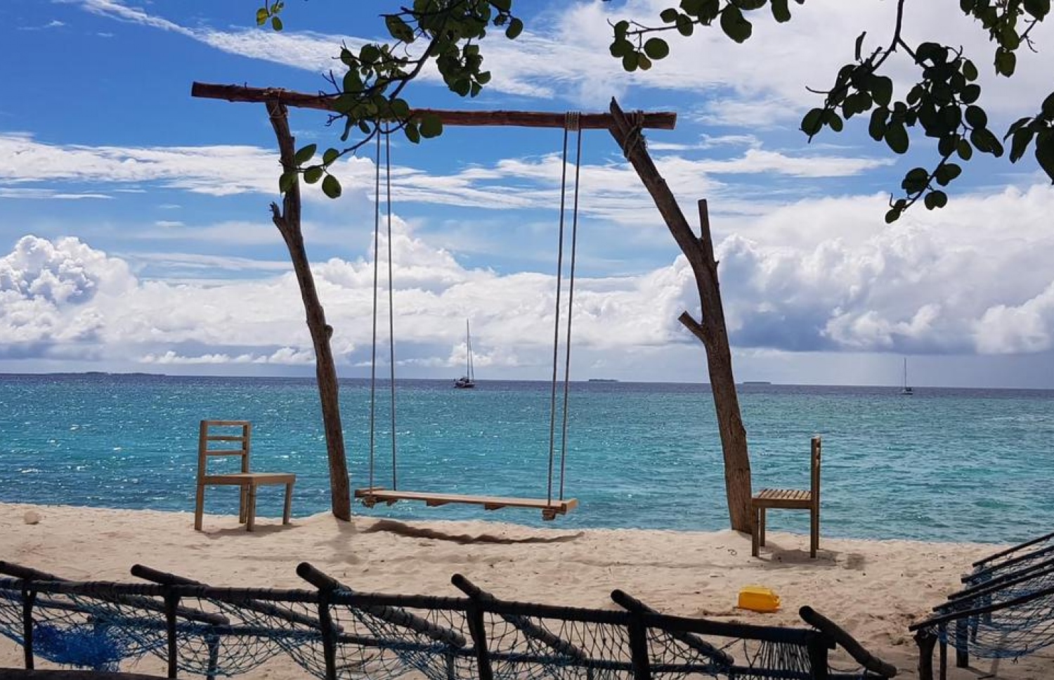 އުލިގަމު އަތިރިމަތީ ހަދާފައި ހުރި ޖޯލިތަކާއި އުނދޯންޔެއް އަދި ރަށު ބޭރުގައި އަޅާފައިވާ ޔޮޓްތަކެއް. -- ފޮޓޯ: ސޯޝަލް މީޑިއާ