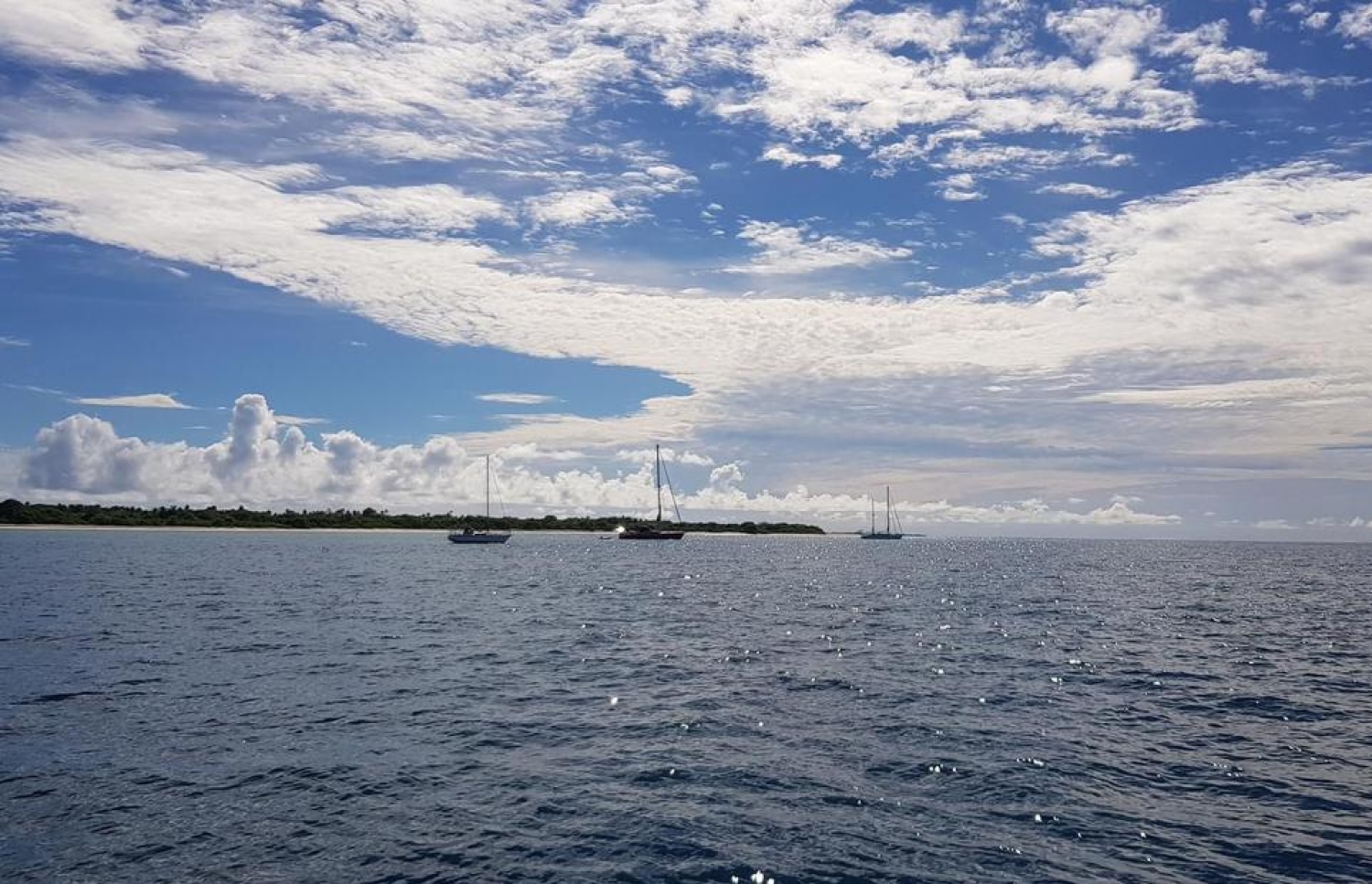 އުލިގަމު ބޭރުގައި ޔޮޓްތަކެއް އަޅާފައި. -- ފޮޓޯ: ސޯޝަލް މީޑިއާ