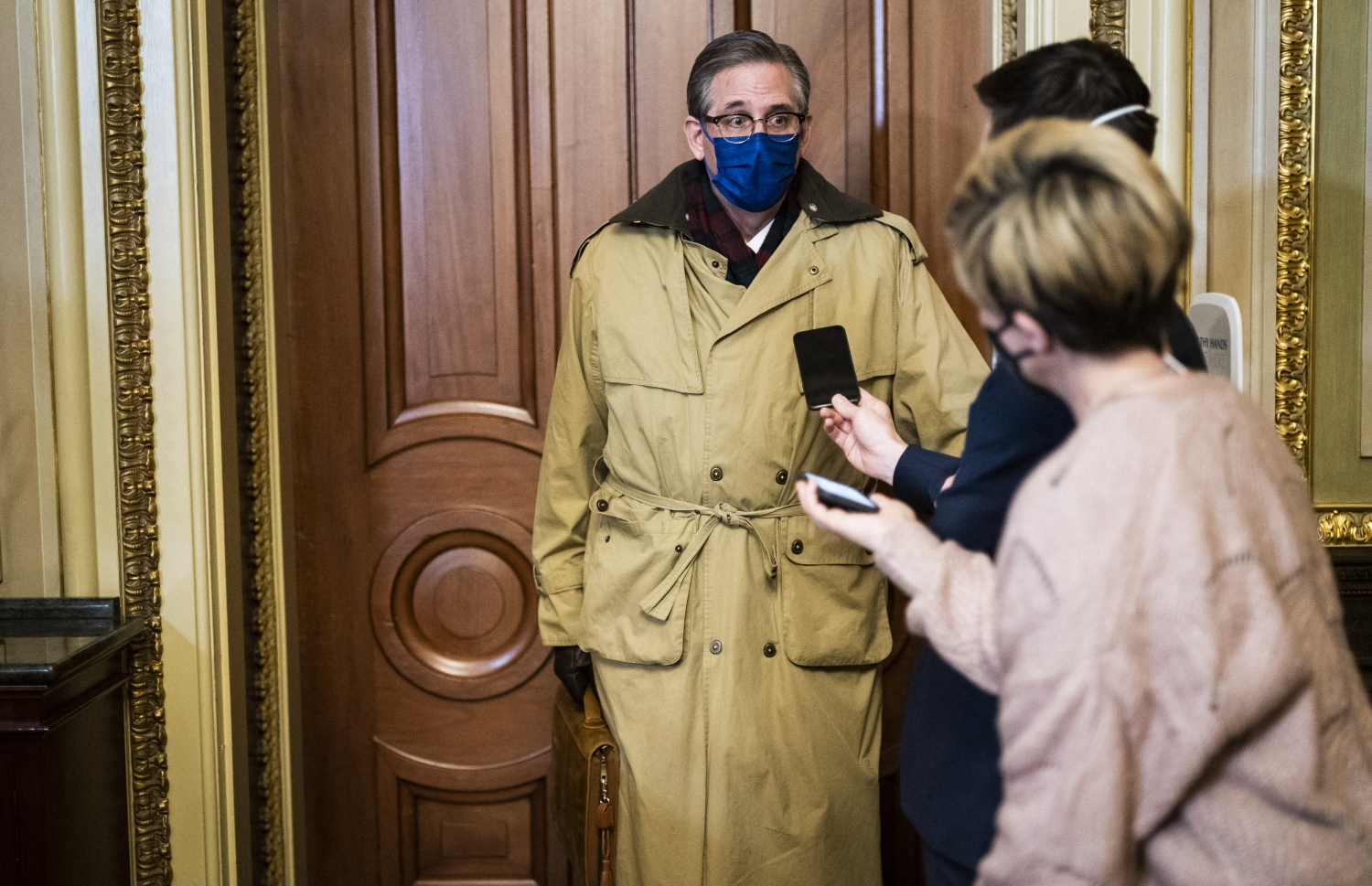 ޓްރަމްޕުގެ ވަކީލް ބްރޫސް ކާސްޓޯ ނޫސްވެރިންނާ ވާހަކަ ދައްކަވަނީ. --ފޮޓޯ:އޭއެފްޕީ