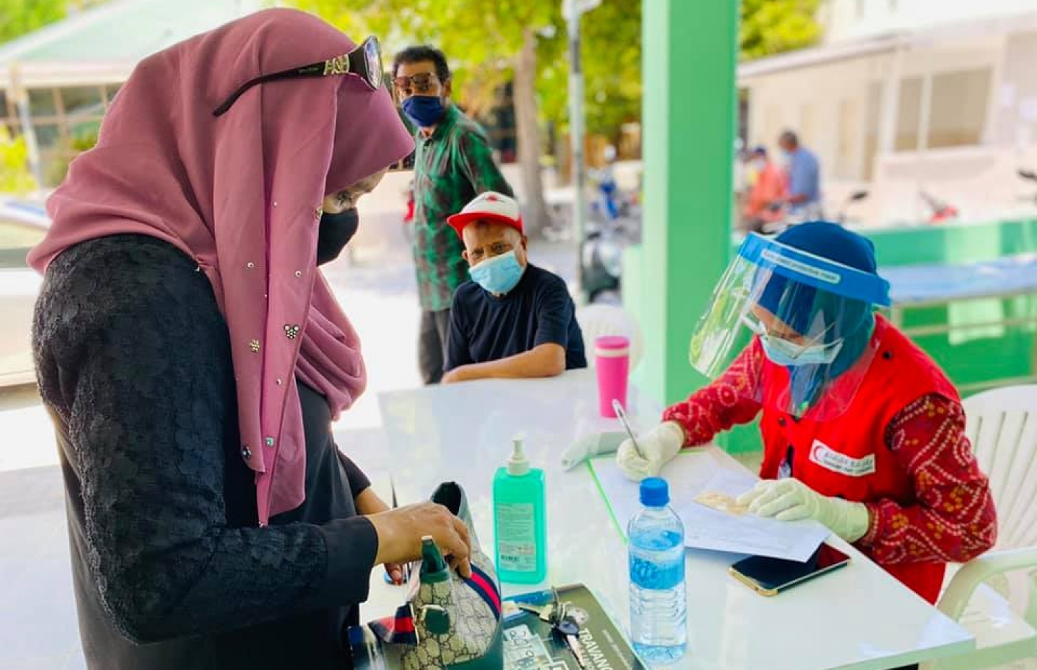 ފޭދޫގައި ވެކްސިން ޖެހުމުގެ މަސައްކަތުގެ ތެރެއިން.