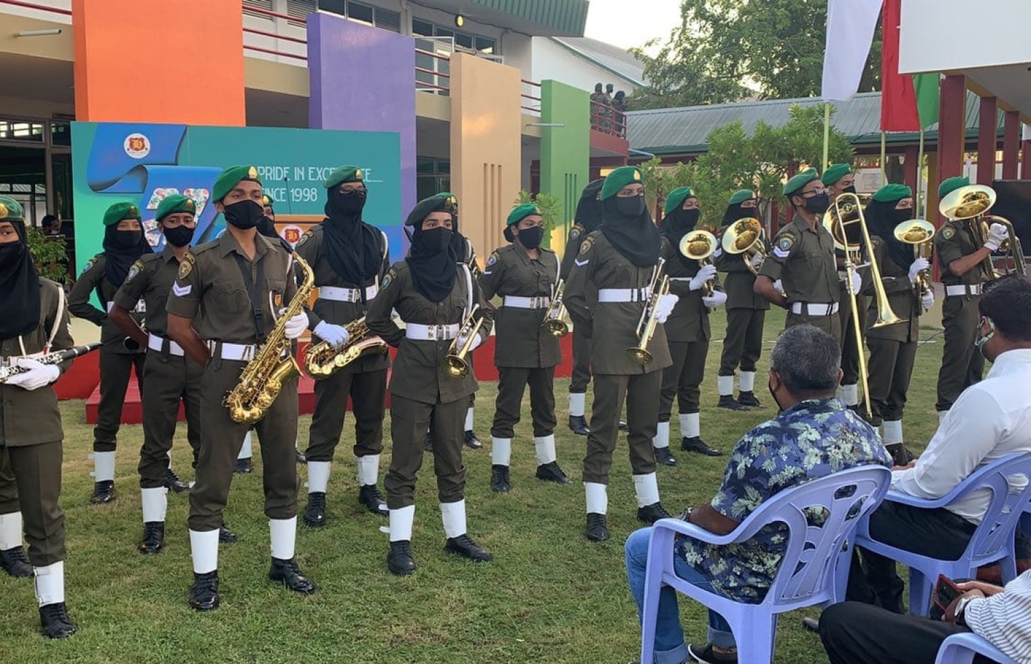 ހަމަދު ސްކޫލުގެ އަހަރީ ދުވަސް ފާހަގަކުރަން އިއްޔެ ބޭއްވި ޖަލްސާގައި ތައާރަފުކުރި އެ ސްކޫލުގެ ބޭންޑް.- ފޮޓޯ: ހަމަދު ސްކޫލު