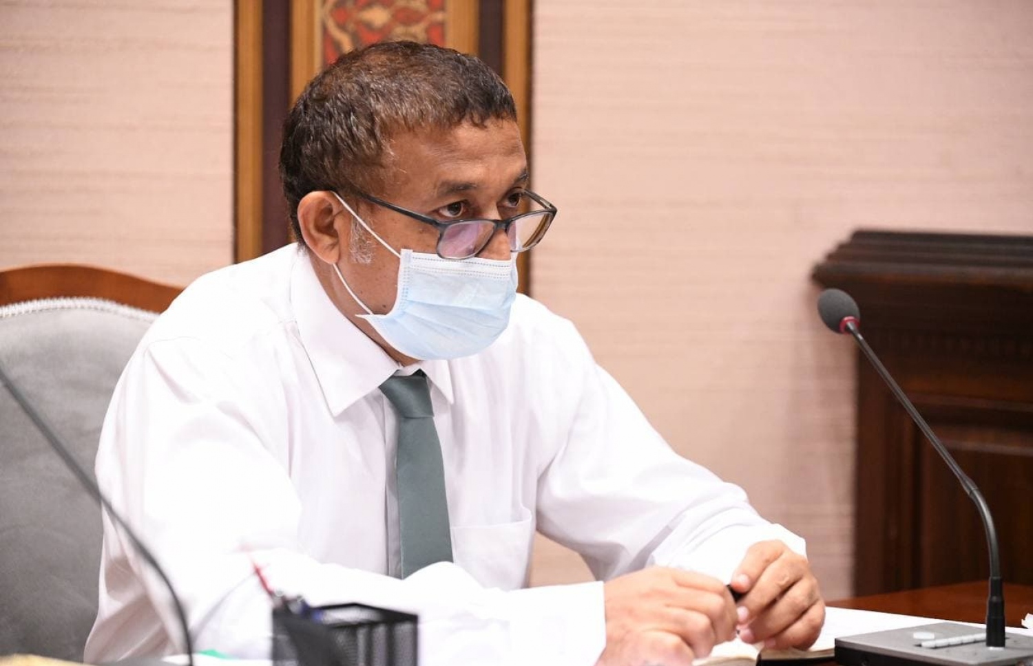 ރައްޔިތުންގެ މަޖިލީހުގެ މިއަދުގެ ޖަލްސާގައި، މެމްބަރަކު ކުރެއްވި ސުވާލެއް މިނިސްޓަރު އަސްލަމް އަޑުއައްސަވަނީ.---ފޮޓޯ: މަޖިލިސް