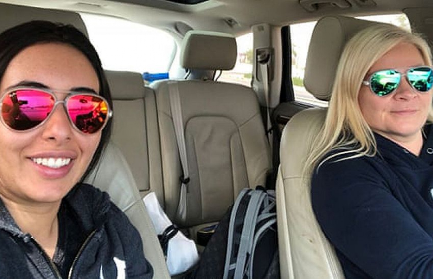 ދުބާއީން ފިއްލަވަންވެގެން ޕްރިންސެސް ލަތީފާ (ވ) އޭނާގެ ބްރެޒިލް ރަހުމަތްތެރިޔާ ޓީނާ ޖުހައިނަންއާ އެކު ކާރުގައި ވަޑައިގަންނަވަނީ