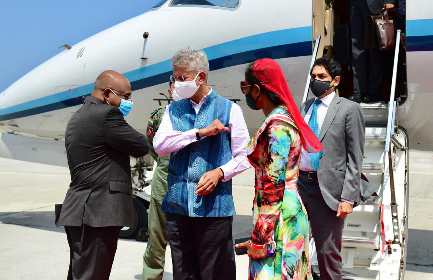 އިންޑިއާގެ ހާރިޖީ ވަޒީރު ޑރ. ޖައިޝަންކަރު މިދިޔަ ފެބްރުއަރީ މަހު ރާއްޖެ ވަޑައިގަތުމުން ވެލާނާ އިންޓަނޭޝަނަލް އެއާޕޯޓުން، ފޮރިން މިނިސްޓަރު ޝާހިދު މަރުހަބާ ދަންނަވަނީ.-- ފޮޓޯ: ފޮރިން މިނިސްޓްރީ