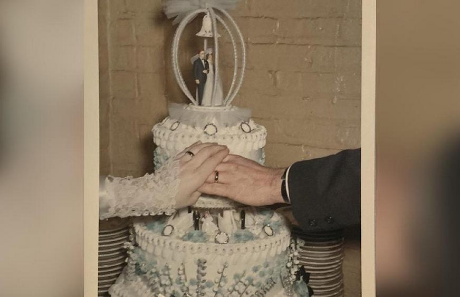 ކަރެން އާއި ރޮބަޓްގެ ކައިވެނީގެ ހަފުލާގައި އަނގޮޓި ދައްކާލަނީ.