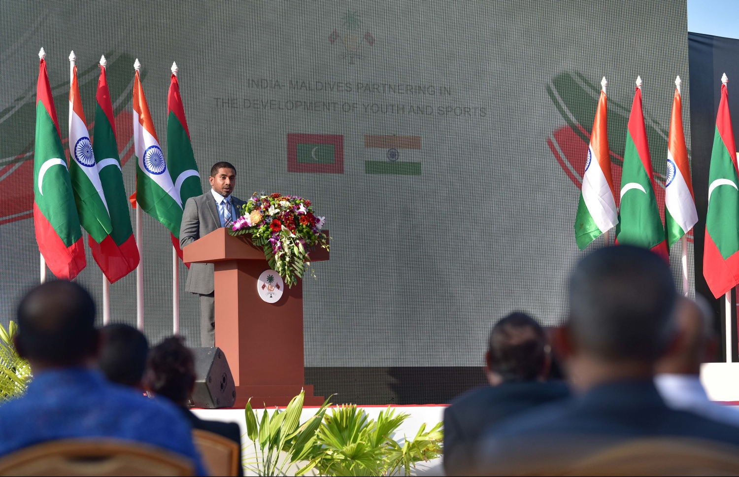 ފެބްރުއަރީ 20، 2021- އިންޑިއާގެ ޚާރިޖީ ވަޒީރު ސުބްރަމަނިއަން ޖައިޝަންކަރު ރަސްމީ ދަތުރެއްގައި މިއަދު ރާއްޖެ ވަޑައިގަތުމުން، ޓްރެކް ދަނޑުގައި ބޭއްވި ރަސްމިއްޔާތުގައި ޔޫތު އެންޑް ސްޕޯޓްސް މިނިސްޓަރު މަހުލޫފު ވާހަކަ ދައްކަވަނީ: މާލޭގައި ސިންތެޓިކް ޓްރެކެއް ދާދި ފަހުން އެޅީ އިންޑިއާ ސަރުކާރުގެ އެހީގައި.---ފޮޓޯ: ނިޝާން އަލީ/މިހާރު