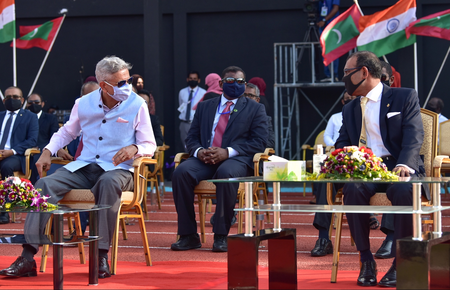 ފެބްރުއަރީ 20، 2021- އިންޑިއާގެ ޚާރިޖީ ވަޒީރު ސުބްރަމަނިއަން ޖައިޝަންކަރު ރަސްމީ ދަތުރެއްގައި މިއަދު ރާއްޖެ ވަޑައިގަތުމުން، ޓްރެކް ދަނޑުގައި ބޭއްވި ރަސްމިއްޔާތެއްގައި ބައިވެރިވެވަޑައިގެން ރައްޔިތުންގެ މަޖިލީހުގެ ރައީސް މުހައްމަދު ނަޝީދާ ދެބޭފުޅުން ވާހަކަ ދައްކަވާލައްވަނީ: މާލޭގައި ސިންތެޓިކް ޓްރެކެއް ދާދި ފަހުން އެޅީ އިންޑިއާ ސަރުކާރުގެ އެހީގައި.---ފޮޓޯ: ނިޝާން އަލީ/މިހާރު