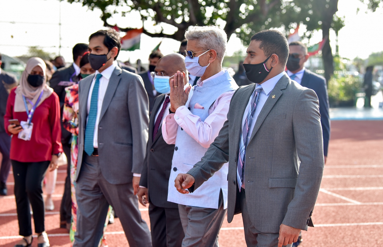 ފެބްރުއަރީ 20، 2021- އިންޑިއާގެ ޚާރިޖީ ވަޒީރު ސުބްރަމަނިއަން ޖައިޝަންކަރު ރަސްމީ ދަތުރެއްގައި މިއަދު ރާއްޖެ ވަޑައިގެން، ޓްރެކް ދަނޑުގައި ބޭއްވި ރަސްމިއްޔާތަށް އޭނާ ވަޑައިގަތުމުން މަރުހަބާ ދަންނަވަނީ: މާލޭގައި ސިންތެޓިކް ޓްރެކެއް ދާދި ފަހުން އެޅީ އިންޑިއާ ސަރުކާރުގެ އެހީގައި.---ފޮޓޯ: ނިޝާން އަލީ/މިހާރު