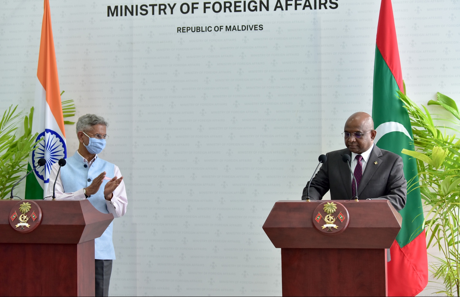 ފެބްރުއަރީ 20، 2021- އިންޑިއާގެ ޚާރިޖީ ވަޒީރު ސުބްރަމަނިއަން ޖައިޝަންކަރު ރަސްމީ ދަތުރެއްގައި މިއަދު ރާއްޖެ ވަޑައިގަތުމުން، ބޭއްވި ރަސްމިއްޔާތެއްގައި ރާއްޖޭގެ ޚާރިޖީ ވަޒީރު ޝާހިދު ވާހަކަ ދައްކަވާއިރު، ޖައިޝަންކަރު އަތްޖައްސަވަނީ.---ފޮޓޯ: ނިޝާން އަލީ/މިހާރު